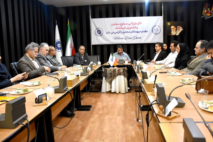 نشست رئیس اتاق بازرگانی کرمانشاه با فعالان اقتصادی و تولیدکنندگان استان برگزار شد